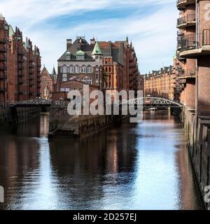 Das Restaurant Wasserschloss ist das ikonische Zentralgebäude auf einer Insel in der Speicherstadt in Hamburg. Erbaut von 1883 - 1927. Stockfoto