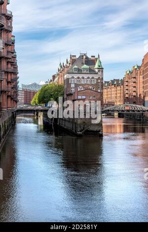 Das Restaurant Wasserschloss ist das ikonische Zentralgebäude auf einer Insel in der Speicherstadt in Hamburg. Erbaut von 1883 - 1927. Stockfoto