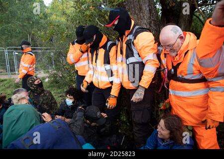 Warwickshire, Großbritannien. Oktober 2020. HS2-Demonstranten brechen durch Barikaden, um auf die Zerstörung eines 250-jährigen, Baum des Jahres 2015, der Cubbbington Birne Baum aufmerksam zu machen 05 Oct 2020 Credit: Denise Laura Baker/Alamy Live News Stockfoto