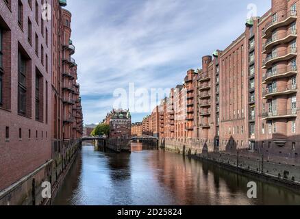 Das Restaurant Wasserschloss ist das ikonische Zentralgebäude auf einer Insel in der Speicherstadt in Hamburg. Erbaut von 1883 - 1927. Stockfoto