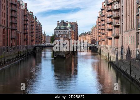 Das Restaurant Wasserschloss ist das ikonische Zentralgebäude auf einer Insel in der Speicherstadt in Hamburg. Erbaut von 1883 - 1927. Stockfoto