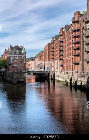 Das Restaurant Wasserschloss ist das ikonische Zentralgebäude auf einer Insel in der Speicherstadt in Hamburg. Erbaut von 1883 - 1927. Stockfoto