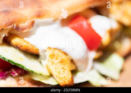 Nahaufnahme von gesunden gegrillten Hähnchen Sandwich mit hausgemachtem Baguette. Stockfoto