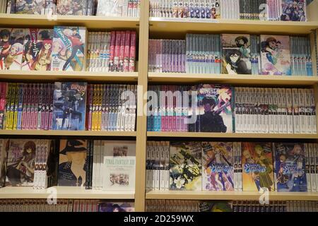 Verschiedene japanische Zeichentrickbücher zum Verkauf in einer Buchhandlung. Anime, Mange. Verschiedene Mangas auf dem Display zum Verkauf. Manga-Comics. Japanische Kultur. Japan CO Stockfoto