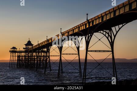 Der viktorianische Pier in Clevedon, beleuchtet von der untergehenden Sonne Stockfoto