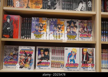 Verschiedene japanische Zeichentrickbücher zum Verkauf in einer Buchhandlung. Anime, Mange. Verschiedene Mangas auf dem Display zum Verkauf. Manga-Comics. Japanische Kultur. Japan CO Stockfoto