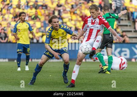 Brondby, Dänemark. Mai 2018. Simon Tibbling (12) von Broendby IF und Kasper Kusk (17) von Aalborg Boldklub beim 3F Superliga-Spiel zwischen Broendby IF und AAB im Brondby Stadium. (Foto: Gonzales Photo - Thomas Rasmussen). Stockfoto