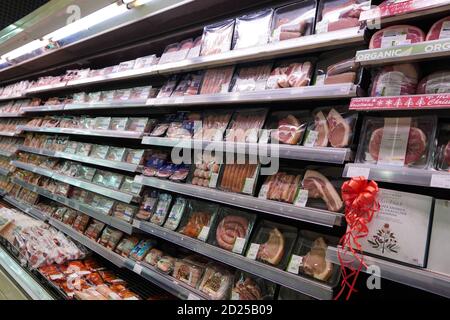 Fleisch, Supermarkt, Metzger. Päckchen Fleisch Im Supermarkt. Fleischgang Im Supermarkt. Abgepacktes Fleisch In Supermarkt Kühlteil. Speck, Stockfoto