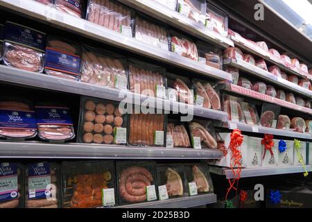 Fleisch, Supermarkt, Metzger. Päckchen Fleisch Im Supermarkt. Fleischgang Im Supermarkt. Abgepacktes Fleisch In Supermarkt Kühlteil. Speck, Stockfoto