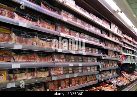 Fleisch, Supermarkt, Metzger. Päckchen Fleisch Im Supermarkt. Fleischgang Im Supermarkt. Abgepacktes Fleisch In Supermarkt Kühlteil. Speck, Stockfoto