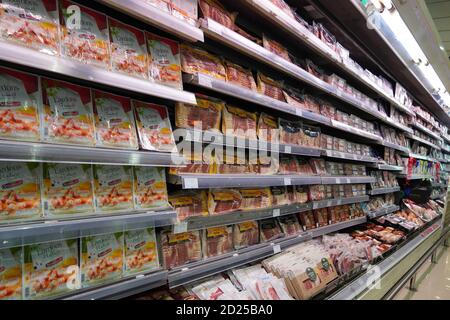 Fleisch, Supermarkt, Metzger. Päckchen Fleisch Im Supermarkt. Fleischgang Im Supermarkt. Abgepacktes Fleisch In Supermarkt Kühlteil. Speck, Stockfoto