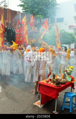 Phuket Stadt / Thailand - 7. Oktober 2019: Phuket Vegetarian Festival oder neun Kaiser Götter Festival Prozession, Tabelle der Opfer und taoistischen Anhänger Stockfoto