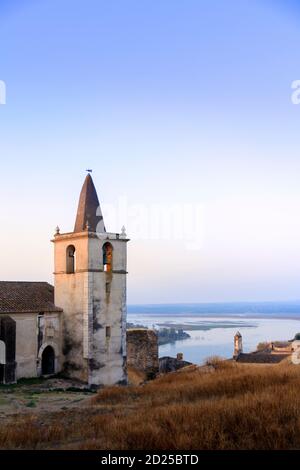 Portugal, Alentejo, der Fluss Guadiana und die alte maurische Festung Juromenha an der spanischen Grenze - ein Schlachtfeld aus den Napoleonischen Peninsula-Kriegen Stockfoto