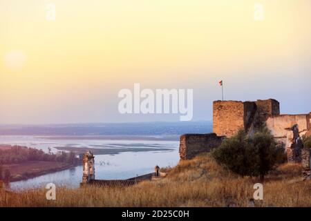 Portugal, Alentejo, der Fluss Guadiana und die alte maurische Festung Juromenha an der spanischen Grenze - ein Schlachtfeld aus den Napoleonischen Peninsula-Kriegen Stockfoto