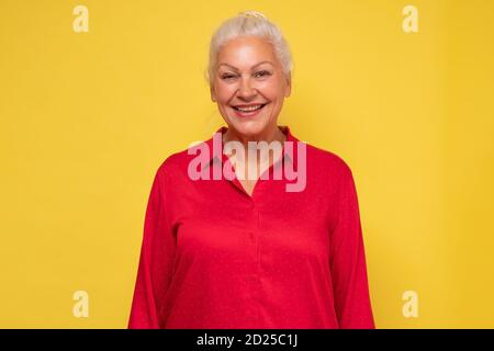 Lächelnd mittleren Alters reifen schöne Frau Blick auf die Kamera. Stockfoto