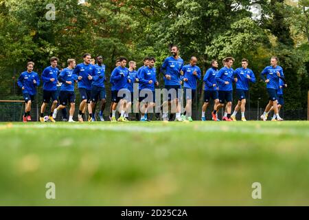 Karlsruhe, Deutschland. Oktober 2020. Aufwärmplayer Daniel Gordon (KSC), mitte, hat Spaß GES/Football/2. Bundesliga: Karlsruher SC - Training, 06.10.2020 Fußball: 2. Bundesliga: KSC Training, Karlsruhe, 6. Oktober 2020 Quelle: dpa/Alamy Live News Stockfoto