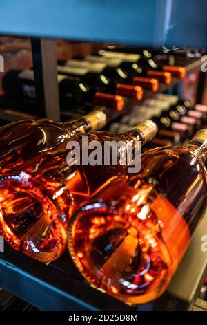 Eine Reihe von Champagner-Flaschen - Weinkeller Flaschen Wein in einem Weinkeller bestückt. Stockfoto