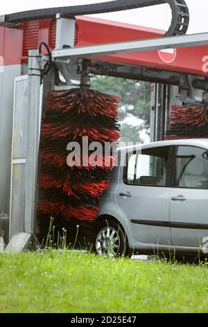 Automatische Bürste Auto Wash. Der Prozess der Wäsche des Automobils Stockfoto