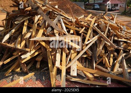 Zerbrochene lange Stücke von Baumstamm. Zerbrochene Holzstücke schließen. Holzspan aus Kiefernholz. Zerbrochen in Stücke und Splitter massiver Baumstamm, Nahaufnahme f. Stockfoto