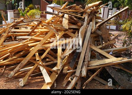 Zerbrochene lange Stücke von Baumstamm. Zerbrochene Holzstücke schließen. Holzspan aus Kiefernholz. Zerbrochen in Stücke und Splitter Baumstamm, Nahaufnahme von Th Stockfoto