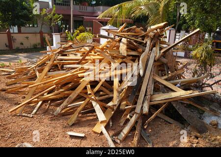 Zerbrochene lange Stücke von Baumstamm. Zerbrochene Holzstücke schließen. Holzspan aus Kiefernholz. Zerbrochen in Stücke und Splitter Baumstamm, Nahaufnahme von Th Stockfoto