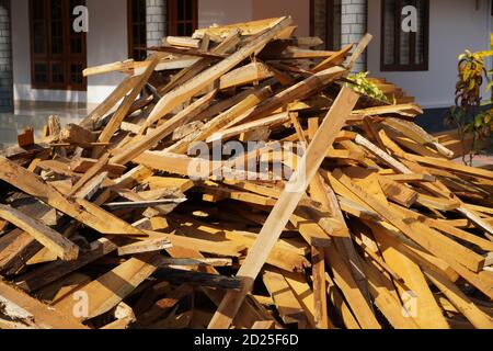 Zerbrochene lange Stücke von Baumstamm. Zerbrochene Holzstücke schließen. Holzspan aus Kiefernholz. Zerbrochen in Stücke und Splitter massiver Baumstamm, Nahaufnahme f. Stockfoto