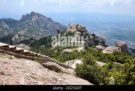 Panoramablick über Montserrat, eine mehrstufige Bergkette in der Nähe von Barcelona, in Katalonien, Spanien. Stockfoto