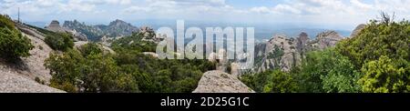 Panoramablick über Montserrat, eine mehrstufige Bergkette in der Nähe von Barcelona, in Katalonien, Spanien. Stockfoto