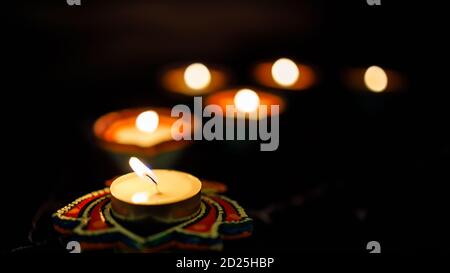 Happy Diwali - Ton Diya Lampen während Dipavali, hinduistischen Festival der Lichter Feier beleuchtet. Bunte traditionelle Öllampe Diya auf dunklem Hintergrund. Kopieren Stockfoto