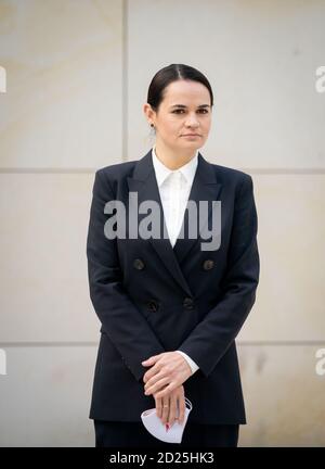 Berlin, Deutschland. Oktober 2020. Swetlana Tikhanovskaya, Oppositionsführerin in Belarus, schaut nach einem Treffen mit der Partei- und Fraktionsleitung von Bündnis 90/die Grünen im Bundestag auf die Fotografen im Bundestag. Quelle: Kay Nietfeld/dpa/Alamy Live News Stockfoto