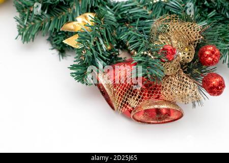 Weihnachtskranz aus Tannenzweigen mit roten Weihnachtsglocken. Dekoration für weihnachten Stockfoto