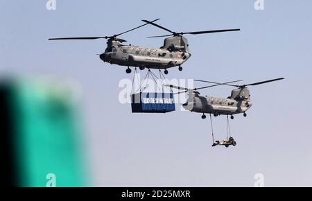 Delhi, Indien. Oktober 2020. Indian Air Force (IAF) Boeing CH-47 Chinook Hubschrauber tragen eine Haubitze und Container während der Generalprobe für die Airforce Day Parade auf der Hindon Airbase.die Indian Air Force führte eine Generalprobe einschließlich einer Fliege an ihrem Flugzeug vorbei, Auf der Hindon-Basis in Ghaziabad zum 88. IAF-Tag am 8. Oktober. Die Flugzeuge Tejas LCA, Jaguar, Mig-29, Mig-21 und Sukhoi-30 waren Teil der Probe, neben dem neu eingeführtem Rafale-Kampfjet, sagte ein IAF-Beamter. Kredit: SOPA Images Limited/Alamy Live Nachrichten Stockfoto