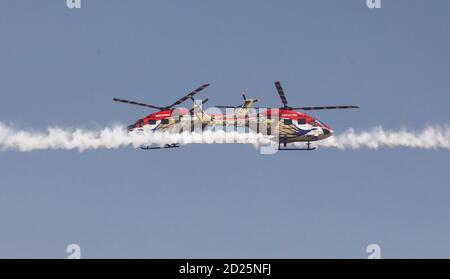 Delhi, Indien. Oktober 2020. Die indische Luftwaffe (IAF) Sarang Hubschrauber Kunstflug Team zeigen Team-Leistung während der vollständigen Generalprobe für die Airforce Day Parade auf der Hindon Airbase.die indische Luftwaffe führte eine vollständige Generalprobe einschließlich einer Fliege an ihrem Flugzeug vorbei, Auf der Hindon-Basis in Ghaziabad zum 88. IAF-Tag am 8. Oktober. Die Flugzeuge Tejas LCA, Jaguar, Mig-29, Mig-21 und Sukhoi-30 waren Teil der Probe, neben dem neu eingeführtem Rafale-Kampfjet, sagte ein IAF-Beamter. Kredit: SOPA Images Limited/Alamy Live Nachrichten Stockfoto