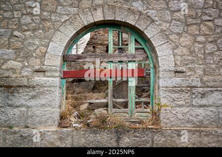 Verlassene Haus, Steinmauer mit eingestürzten Fenstern, im Kastanienhain von El Tiemblo, Avila. Kastilien und Leon, Spanien Stockfoto