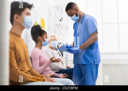 Krankenschwester, Die Während Der Covid-19-Impfung Mit Patienten Im Krankenhaus Spricht Stockfoto