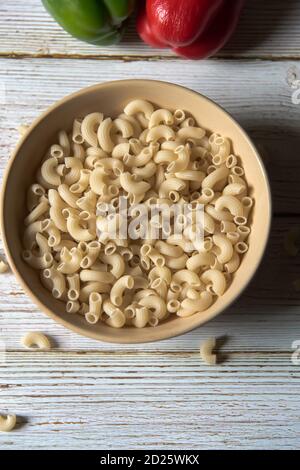 Makkaroni Pasta in einer Schüssel mit Verwendung von selektiven Fokus. Stockfoto