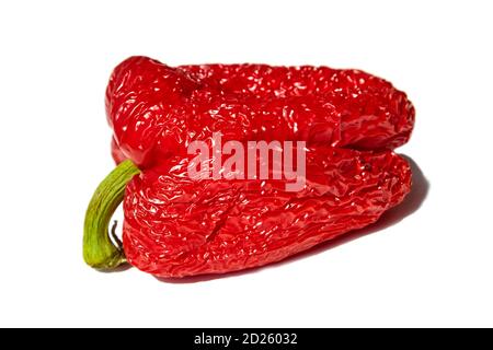 Verdorbene faltige rote Paprika isoliert auf weißem Hintergrund Stockfoto