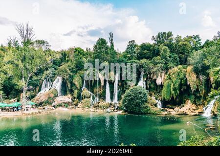 MOSTAR, BOSNIEN UND HERZEGOWINA - 15. Aug 2018: Die Kravica (auch bekannt als Kravice) Wasserfälle auf dem Fluss Trabizat, Bosnien und Herzegowina Stockfoto