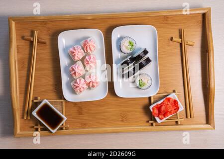 japanisches Sushi-Essen. Maki und Rollen mit Thunfisch. Sushi-Rolle, Uramaki, Hosomaki und Nigiri. Stockfoto