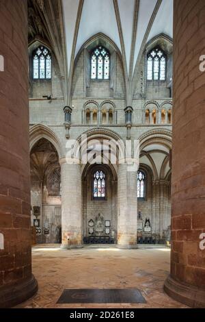 Großbritannien, England, Gloucestershire. Innen der Gloucester Kathedrale, normannische romanische Bögen, gotische Bögen, gewölbte Decke, keine Menschen Stockfoto