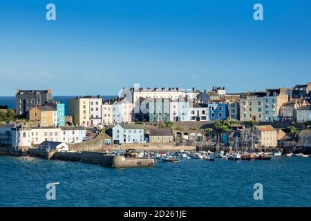 Tenby Stadt und Hafen, Sommertag, blauer Himmel, Pembrokeshire Resort, Carmarthen Bay, Bristol Channel, Seaside, Wales Stockfoto