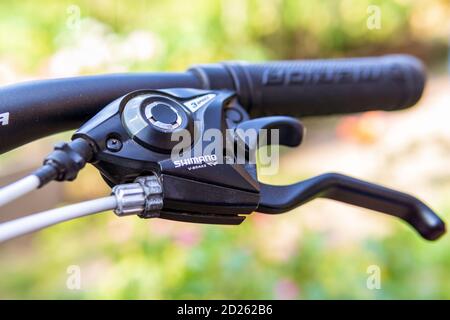 Tjumen, Russland-29. Juli 2020: Logo-Nahaufnahme der japanischen Firma Shimano, Fahrrad-Bremsanlage Stockfoto