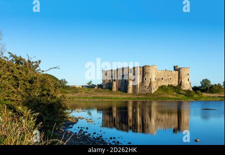 Europa, Großbritannien, Wales, Pembrokeshire, Pembrokeshire Coast National Park, Carew Castle auf der anderen Seite des Carew Flusses Stockfoto