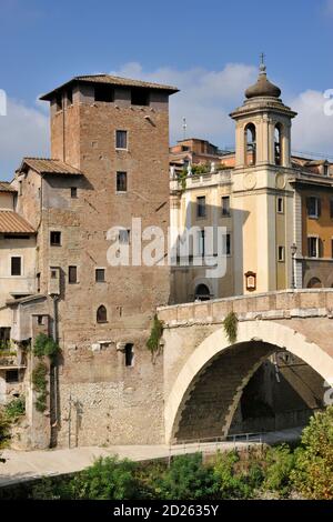 Italien, Rom, Tiber, Isola Tiberina, Pons Fabricius, Ponte Fabricio, antike römische Brücke (62 v. Chr.) und mittelalterlicher Turm torre dei Caetani Stockfoto