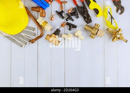 Verschiedene Klempner Werkzeuge, Rohrverschraubungen auf einer Heimwerker Sanitär-Materialien einschließlich Kupferrohr, Ellenbogengelenk, Schraubenschlüssel und Schraubenschlüssel. Stockfoto