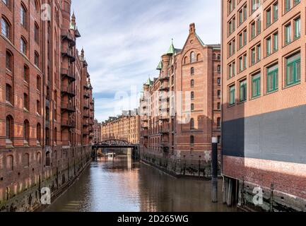 Die ikonische Speicherstadt in Hamburg. Im HafenCity-Viertel gelegen. Erbaut von 1883 bis 1927. Stockfoto