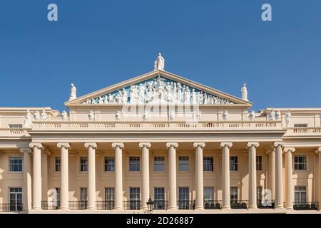 London, Regent's Park, Cumberland Terrace, dekorierter Stuckgiebel auf exklusiven Luxus-Reihenhäusern des königlichen Architekten John Nash Stockfoto