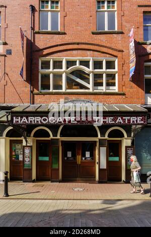 Eingang zum Harrogate Theatre mit Glasdach und Veranstaltungsschild, Oxford Street, Harrogate, North Yorkshire, England, Vereinigtes Königreich. Stockfoto