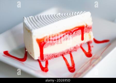 Köstliche Eiscreme-Kuchen mit Erdbeersirup Stockfoto