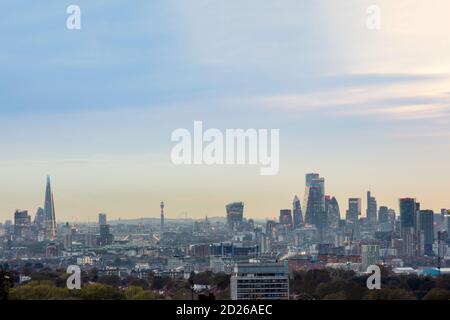 Großbritannien, London, Skyline von Zentral-London mit dem Shard (links vom Rahmen) und den Unternehmenshochhäusern des Finanzviertels City of London, 2020 Stockfoto